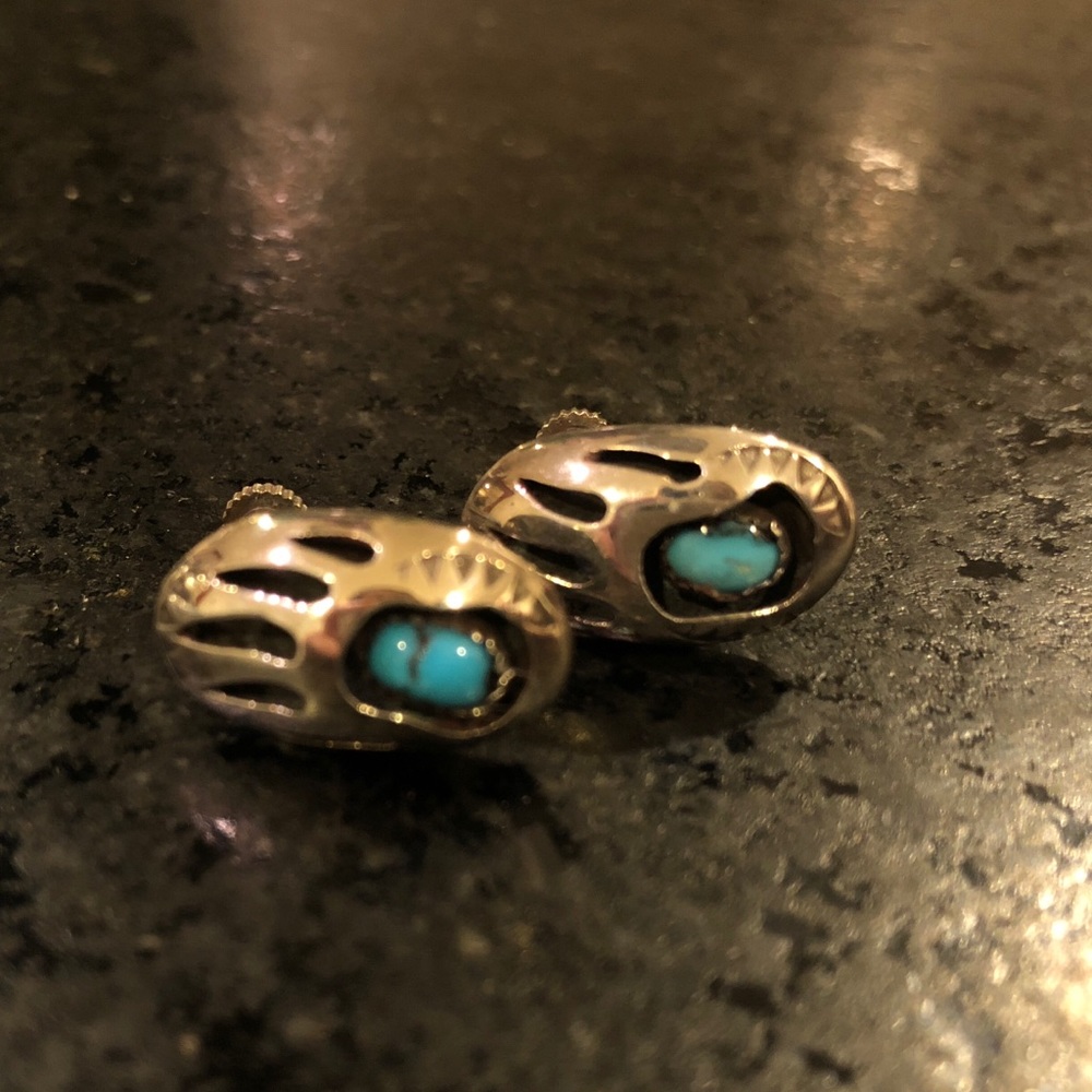 1970s Turquoise & silver paw twist clip earrings.🌵